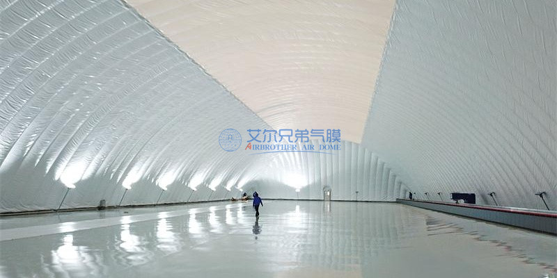 氣膜建筑無梁無柱的特點(diǎn)，使得內(nèi)部空間得到了最大的利用