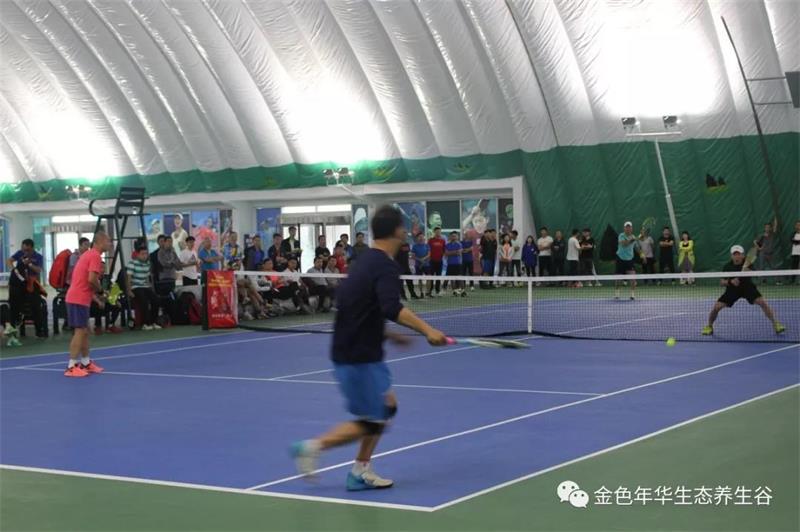 外面電閃雷鳴，氣膜網(wǎng)球館里面熱火朝天