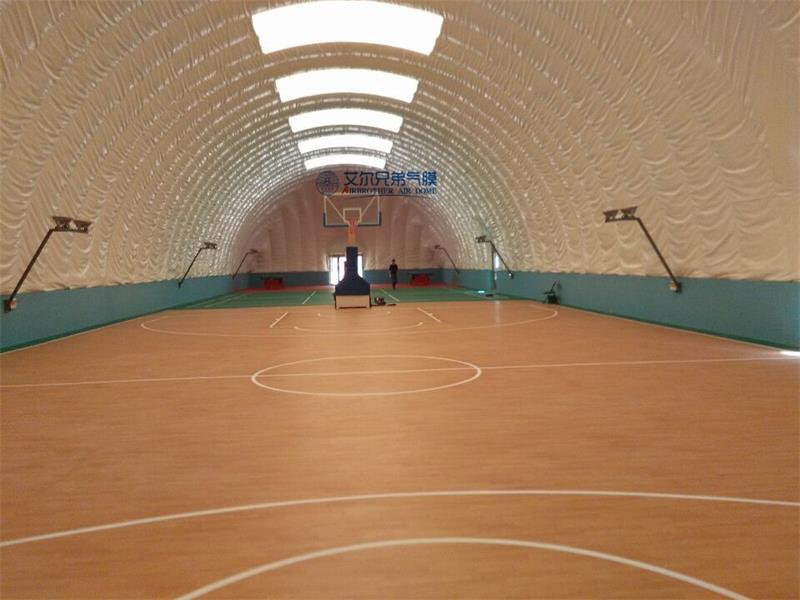 氣膜體育場館新穎、活潑、極富現(xiàn)代感，對校園起到了錦上添花的妙用