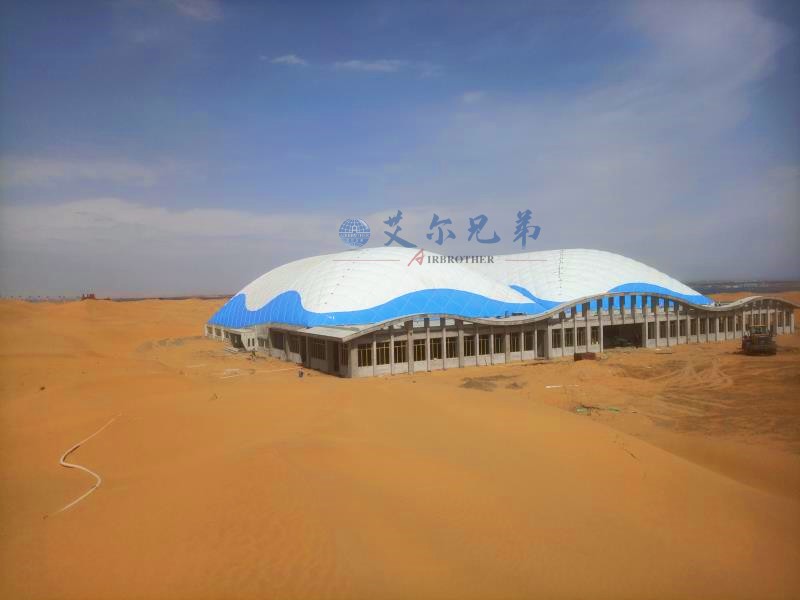 氣膜足球館解決了傳統(tǒng)足球場館空間受限、建設成本高問題